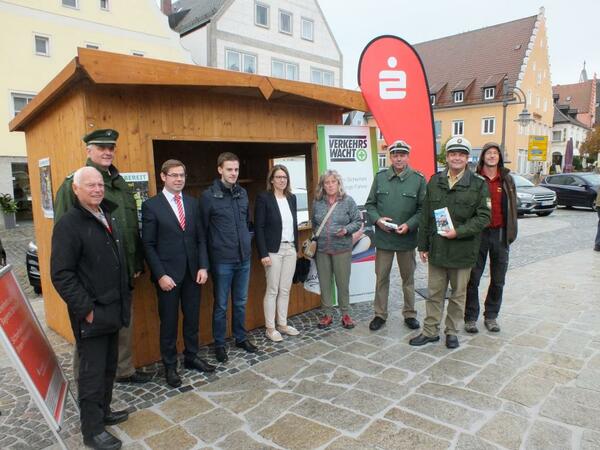 Martina Englhardt-Kopf (5. von rechts) und PHK Dieter Jger (2. von rechts) kamen gemeinsam mit Vertretern der beteiligten Stellen  und Passanten ins Gesprch. 