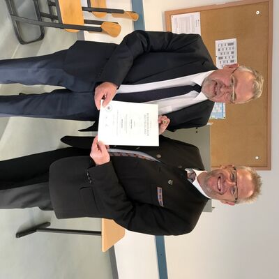 Bild vergrößern: OB Andreas Feller überreicht Rüdiger Hirmer eine Ehrennadel für seinen langjährigen Wahlhelfereinsatz.