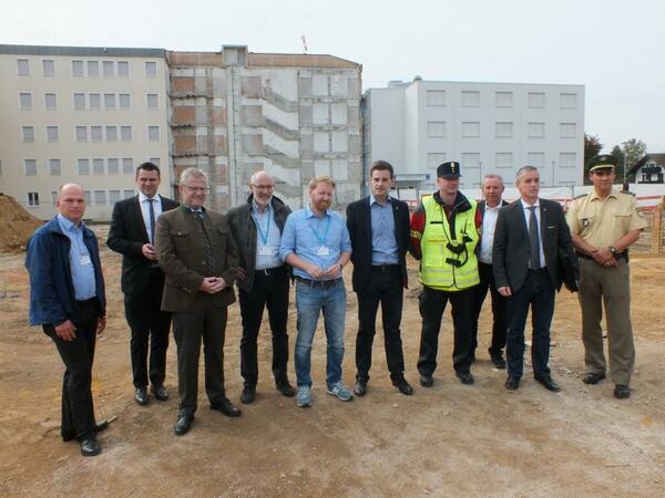 Zufriedene Gesichter auf dem Gelnde des Krankenhauses St. Barbara, nachdem die Bombe abtransportiert war. 