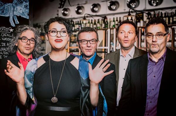 Ein Foto der Musikformation Steffi Denk und Flexible Friends, vier Männer und eine Frau.