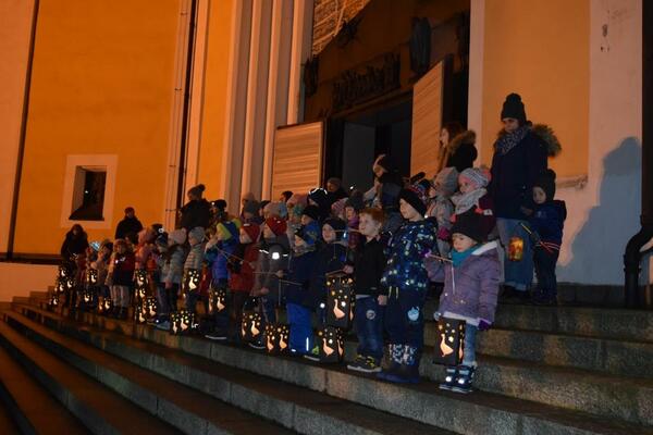 Kindergarten- und Grundschulkinder vor dem Hauptportal der Kreuzbergkirche bei der St. Martins Feier.