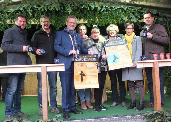 Acht Personen beim sanften ffnen des Weihnachtsmarktes 2017.