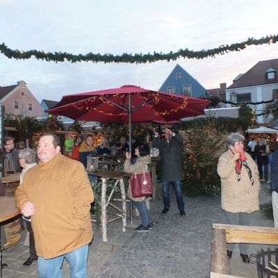 Bild vergrößern: Mehrere Menschen auf dem Weihnachtsmarkt.