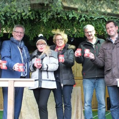 Bild vergrößern: Sechs Personen stießen mit Glühwein auf das Gelingen der sanften Öffnung des Weihnachtsmarktes 2017 an.