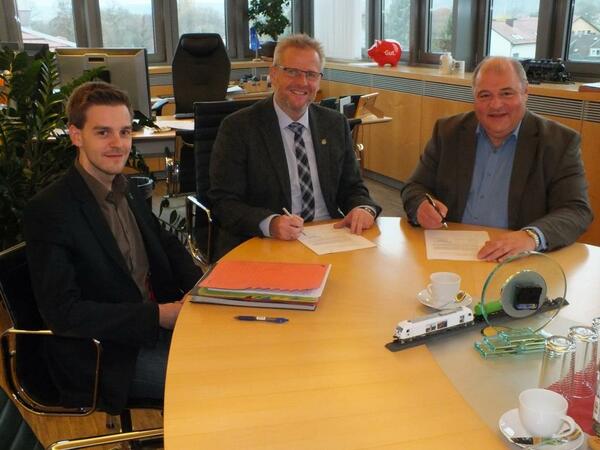Bild vergrößern: Der Vertrag wurde im Amtszimmer des Oberbürgermeisters unterzeichnet, von rechts Wolfgang Wies, OB Andreas Feller und Ordnungsamtsleiter Stefan Schamberger.