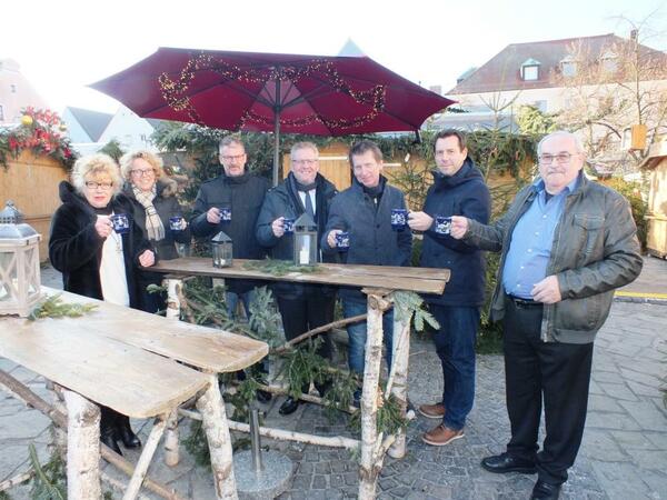 Bild vergrößern: Mit Glühwein wurde auf eine erfolgreiche Zusammenarbeit angestoßen, von links Christiana Roidl-Burggraf, Susanne Lehnfeld, Georg Duschinger, OB Andreas Feller, Gerhard Engl, Roland Kittel und Johann Jäger.