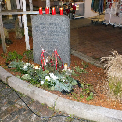 Bild vergrößern: 2017 Gedenken Brandanschlag Bild2