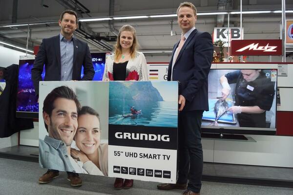Bild vergrößern: Daniela Hohler aus Schwandorf (Mitte) gewann den ersten Preis bei der Schwandorfer Engelsuche. 
Einen Flat-TV im Wert von 1.000 EURO übergab der Marktleiter des Schwandorfer K+B expert Marktes, Andreas Roith (rechts), an die glückliche Gewinnerin. Roland Kittel, Citymanager der Stadt Schwandorf (links) freut sich über die rege Teilnahme am Gewinnspiel.