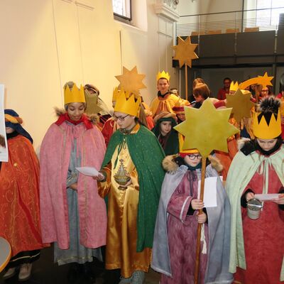 Bild vergrößern: Mehrere Kinder als Sternsinger verkleidet.