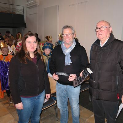 Bild vergrößern: Dekan Hans Amann (rechts) und OB Andreas Feller dankten allen Teilnehmern und Betreuern.