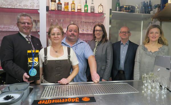 Oberbürgermeister Andreas Feller (links außen), Ehepaar Kathi und Peter Schäfer (2. und 3. von links), Bürgermeisterin Martina Engelhardt-Kopf (3. von rechts), Bäderleiter Rüdiger Frey (2. von rechts) und Wirtschaftsförderin Maria Schuierer (rechts außen) schließen sich den guten Wünschen an. 