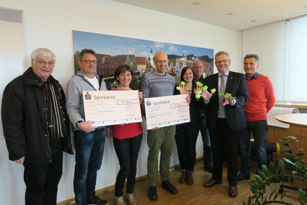 Dr. Wolfgang Gorek (1. von links), Rita Sebald (3. von links) vom Betreuungsverein Schwandorf und Stefan Bauer (4. von links) von der Offenen Behindertenarbeit Schwandorf freuten sich über den Spendenscheck des SC Ettmannsdorf.
Die Übergabe übernahmen Georg Fleischmann Abteilungsleiter Fußball (2. von links), Peter Würfel 1. Vorsitzender des SC Ettmannsdorf (3. von rechts) und Horst Hohler, Organisator des Benefizspieles (1. von rechts). OB  Andreas Feller (2. von rechts) und Martina Hetzenecker (3. von rechts) mit den Losnummern.