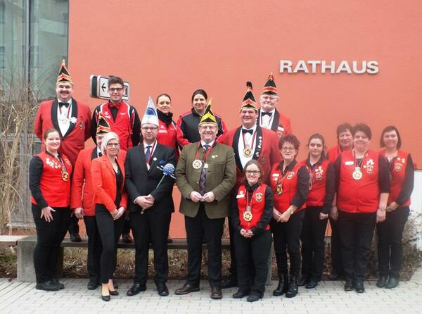 Die Besucher der Faschingsgesellschaft Seelania aus Steinberg am See stellten sich zum gemeinsamen Foto mit Oberbrgermeister Feller vor dem Rathaus auf.