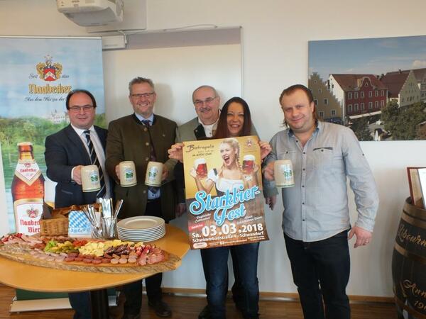 Das Organisationsteam freut sich gemeinsam mit OB Andreas Feller (zweiter von links) auf einen gemütlichen bayerischen Abend.