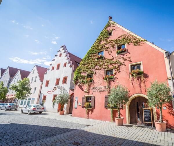 Bild vergrößern: In dem roten Haus befindet sich das Restaurant "Hufschmiede".