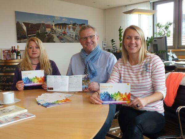 (von links) Susanne Grießhammer und Claudia Trummer vom Jugendtreff präsentierten gemeinsam mit Oberbürgermeister Andreas Feller das Ferienprogramm für 2018 mit mehr als 60 Angeboten.