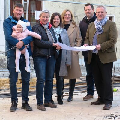 Bild vergrößern: Oberbürgermeister Andreas Feller, Citymanager Roland Kittel und Wirtschaftsförderin Maria Schuierer lassen sich von  Ursula Edenharter, Architektin Johanna Krüger und Michael Edenharter die Umbaupläne für die Weinstube erläutern.