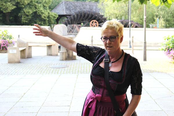 Die Gästeführerin erklärt einiges am Stettnerplatz Schwandorf
