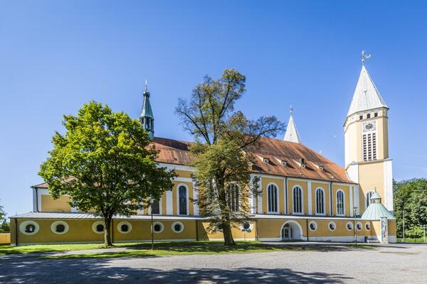 Außenansicht d. Kirche Kreuzberg