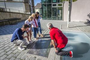 Bild vergrößern: Die Führung befindet sich am "Tanzboden" Schwandorf.