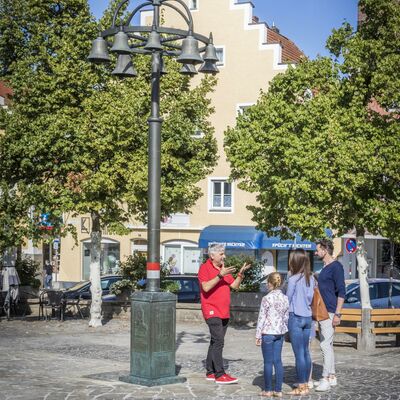 Bild vergrößern: Die Teilnehmer besichtigen den unteren Marktplatz in Schwandorf mit dem Glockenspiel.