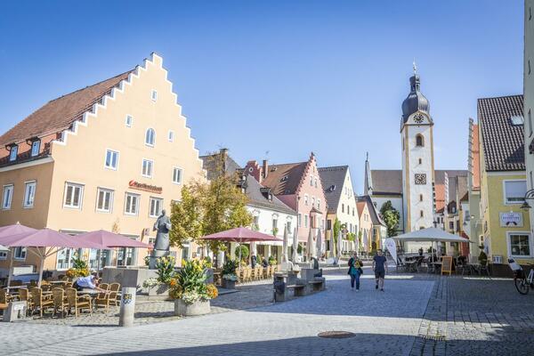 Bild vergrößern: An der Spitze des Marktplatzes in Schwandorf befindet sich die Kirche St. Jakob.