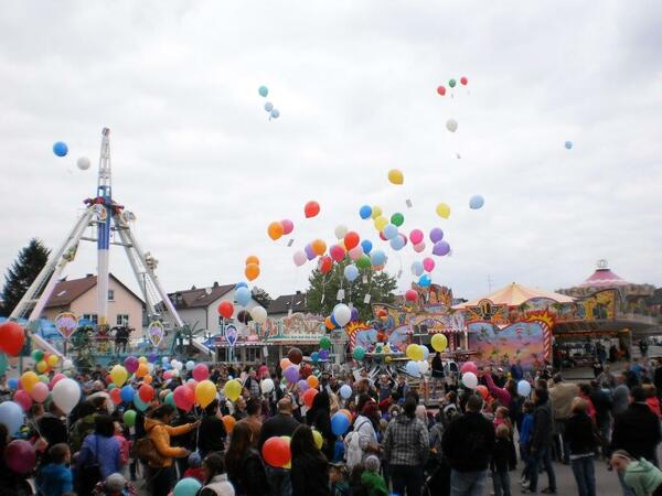 Viele Kinder lassen Ballons in die Lüfte steigen.