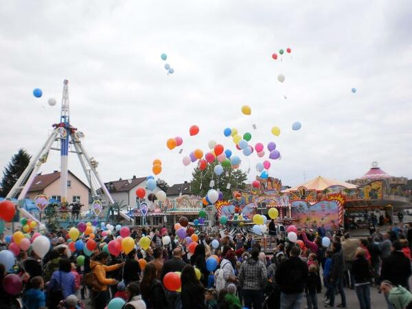 Viele Kinder lassen Ballons in die Lfte steigen.