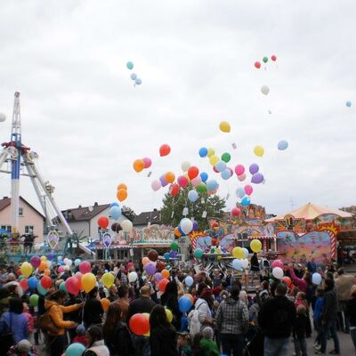 Viele Kinder lassen Ballons in die L&uuml;fte steigen.