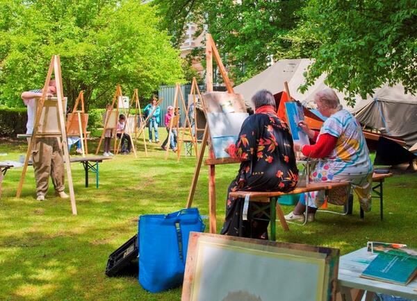 Bild vergrößern: Personen von hinten bei einer Malaktion im Park beim Oberpfälzer Künstlerhaus fotografiert