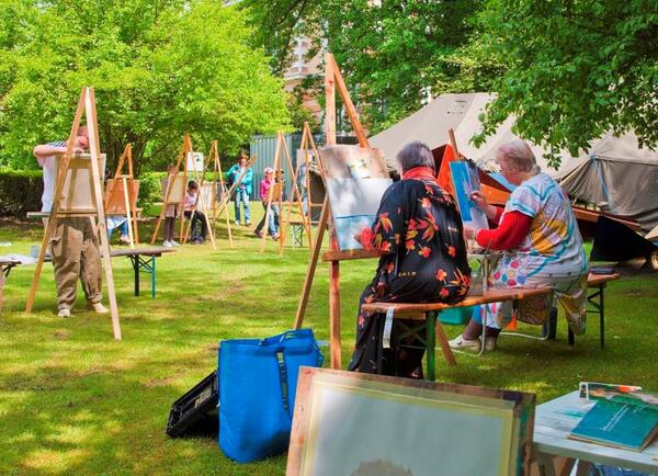 Bild vergrößern: Personen von hinten bei einer Malaktion im Park beim Oberpflzer Knstlerhaus fotografiert