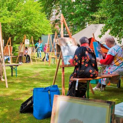 Bild vergrößern: Personen von hinten bei einer Malaktion im Park beim Oberpflzer Knstlerhaus fotografiert
