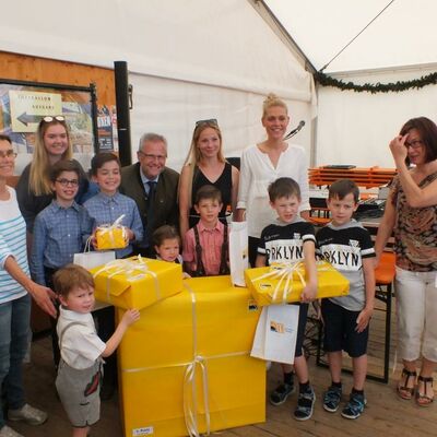 Bild vergrößern: Die Gewinner des Ballonwettfliegens lchelten mit ihren Eltern um die Wette. Mit dabei OB Andreas Feller (Mitte) und seine Mitarbeiterin Lisa Raab (Vierte von rechts).