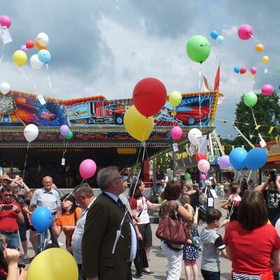 Bild vergrößern: Fast 1000 bunte Luftballons stiegen in den weiß-blauen Himmel.