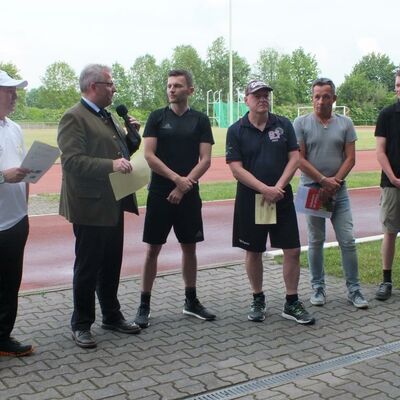 Bild vergrößern: OB Andreas Feller (zweiter von links) begrüßt die Gäste und Organisatoren der Sportabzeichen-Aktion.