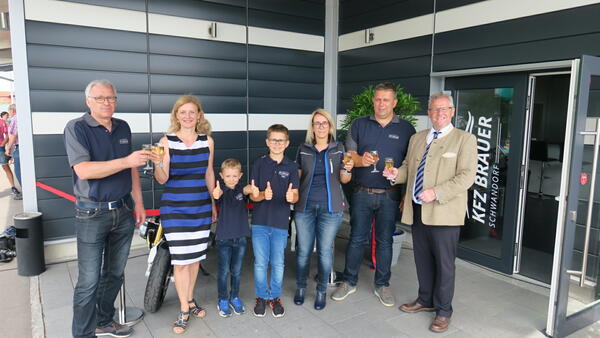 Oberbürgermeister Andreas Feller gratuliert Christian Brauer, seiner Ehefrau Manuela Brauer und den beiden Söhnen zur Geschäftseröffnung. Wirtschaftsförderin Maria Schuierer und Mitarbeiter Siegmund Schreiber stießen auf den Erfolg des neuen Unternehmens mit an. 