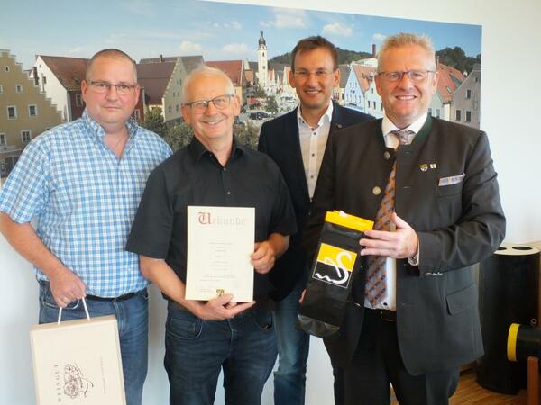 Neben einer Urkunde gab es auch Pr&auml;sente f&uuml;r den Dienstjubilar. Im Amtszimmer von rechts OB Andreas Feller, Jens Wein, R&uuml;diger Frey J&uuml;rgen Liebl.