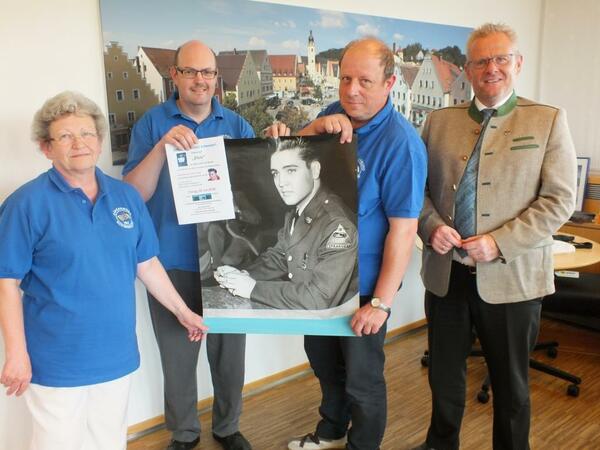 Ein &raquo;Mu&szlig; f&uuml;r alle Elvis-Fans&laquo;, das meinen auch die Veranstalter Monika Schenk, Josef und Michael Koch sowie OB Andreas Feller (von links).