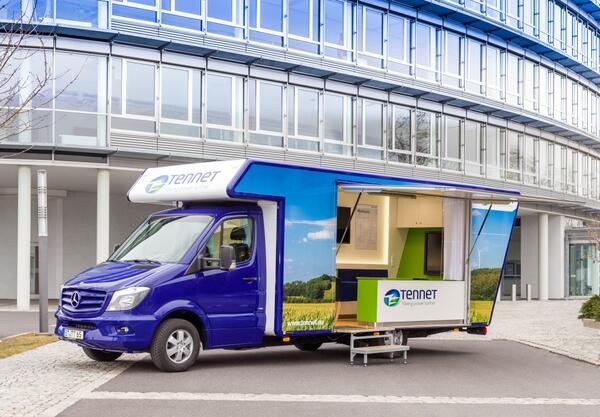 Ein Transporter der zum mobilen B&uuml;rgerb&uuml;ro f&uuml;r das Erdkabel-Projekt SuedOstLink umgebaut wurde.