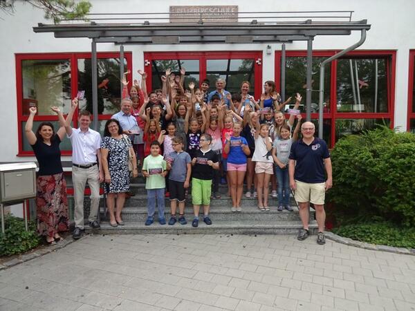 Gro&szlig;e Freude herrschte bei den Kindern, &uuml;ber die Freikarten zu einem Eishockey-Heimspiel der Eisb&auml;ren Regensburg.