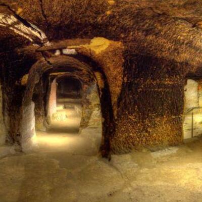 Bild vergrößern: Abzweigung im Felsenkeller Labyrinth in Schwandorf.