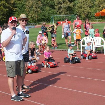Bild vergrößern: Kinder und Erwachsene bei einem Sportfest für Kinder von 2 - 7 Jahren.