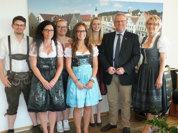 Bild vergrößern: Sechs Personen der Schützengesellschaft Jurabund Bubach zu Besuch bei Oberbürgermeister Andreas Feller.