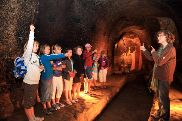 Kinder besichtigen ganz interessiert das Felsenkeller-Labyrinth.