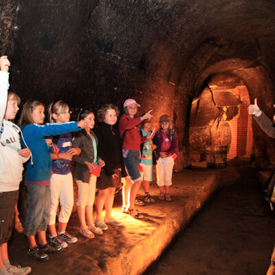 Kinder besichtigen ganz interessiert das Felsenkeller-Labyrinth.