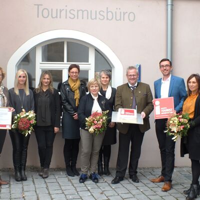 Bild vergrößern: Kleine Feierstunde zur Zertifizierung für das Tourismusbüro Schwandorf.