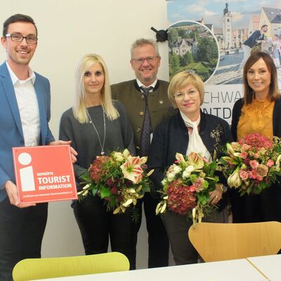 Bild vergrößern: Team des Tourismusbüros Schwandorf mit Oberbürgermeister A. Feller