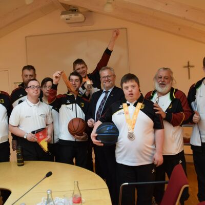 Bild vergrößern: Empfang Basketballer im Rathaus_1