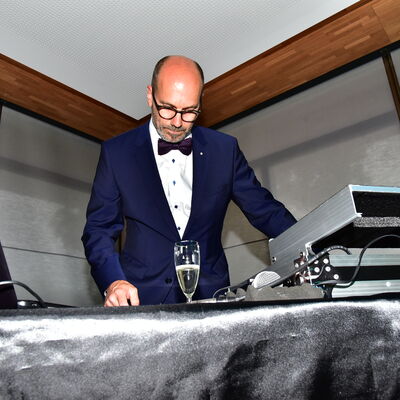 Foto: DJ Stefan Theuerl hinter dem DJ-Pult.