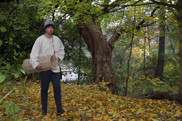 Bild vergrößern: Der Fischer im Stadtpark mit Reuse.